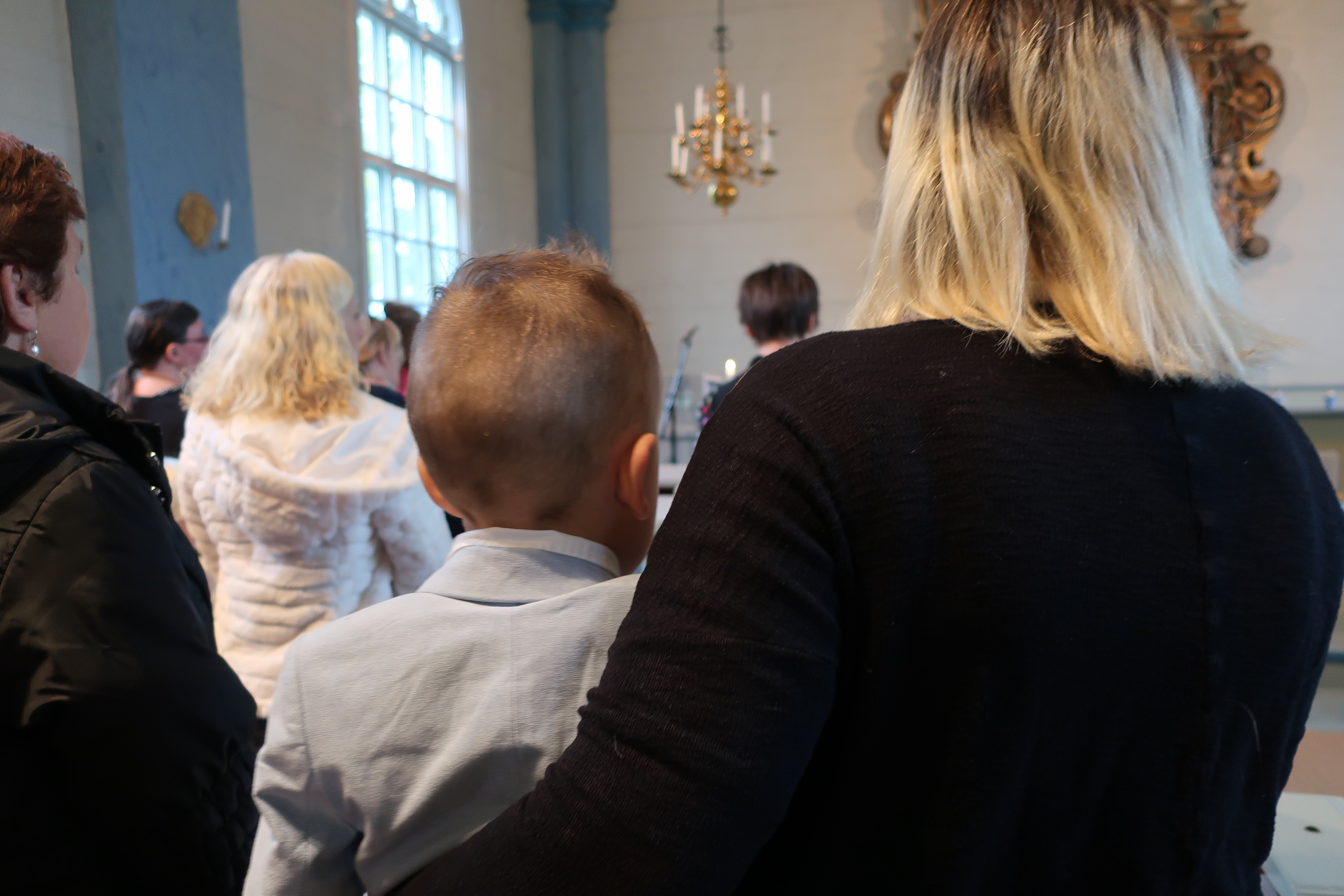 Mamma och barn i kyrkan