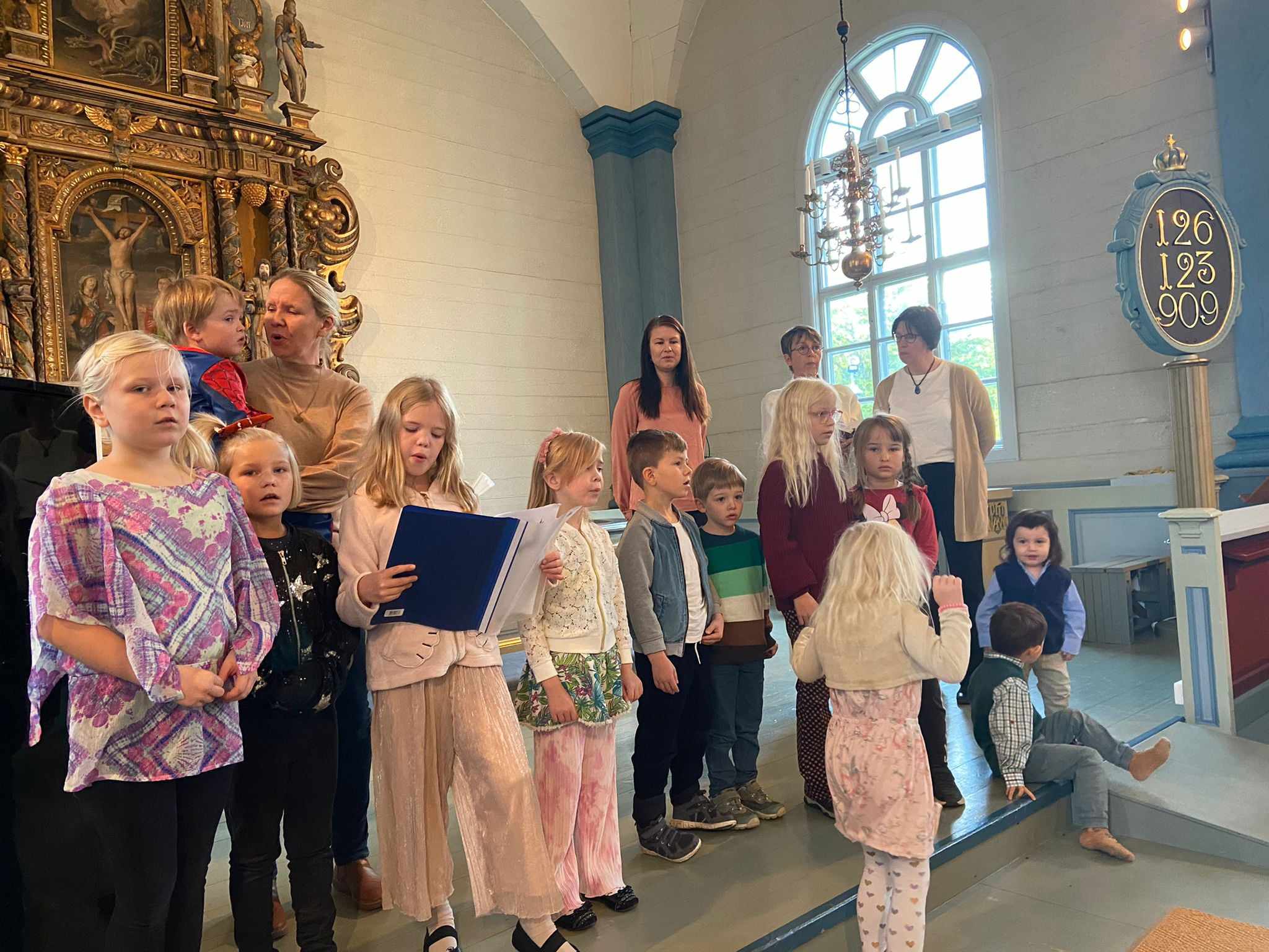 Barn sjunger i kyrkan