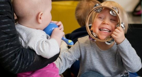 Barnen leker med tamburin