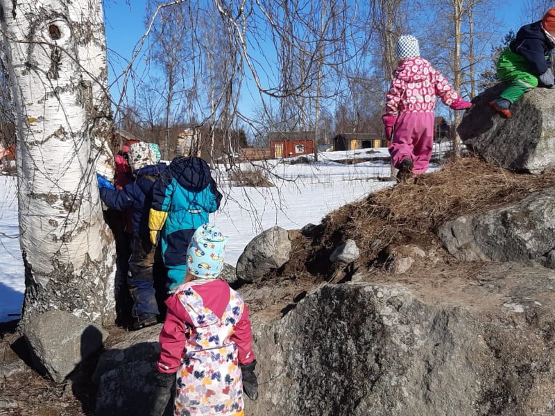 Barnen leker i snön