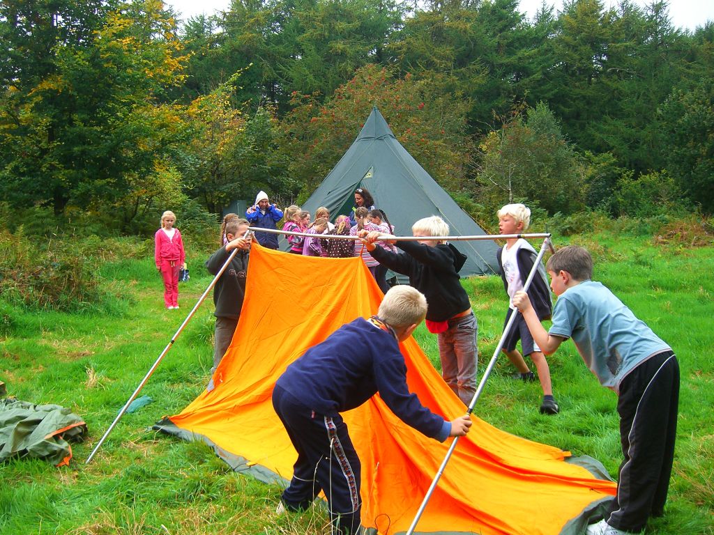 Barn sätter upp tält